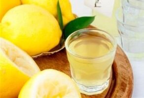 Zitrounejus an enger Mëschung mat engem Ee normaliséiert Bluttzocker an Diabetis