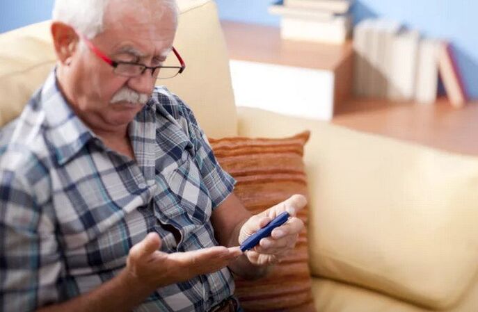 En Diabetiker soll Bluttzocker moossen an Glukos-senkende Medikamenter huelen